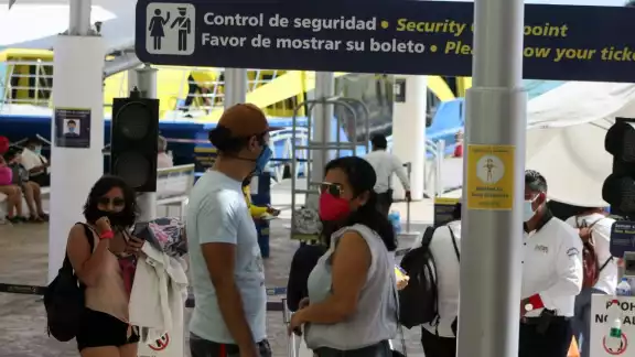 Trabajadores que se dedican a la venta de tours, comentaron que han sido días bajos para ellos, económicamente hablando Trabajadores que se dedican a la venta de tours, comentaron que han sido días bajos para ellos, económicamente hablando
