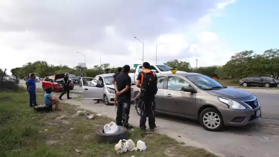 Al lugar arribaron elementos policiales que estuvieron presentes en la negociación entre los conductores Al lugar arribaron elementos policiales que estuvieron presentes en la negociación entre los conductores