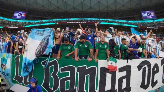 Mexicanos y argentinos protagonizan pelea en la tribuna