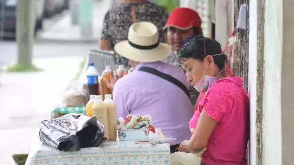Comerciantes ambulantes reportan bajas ventas