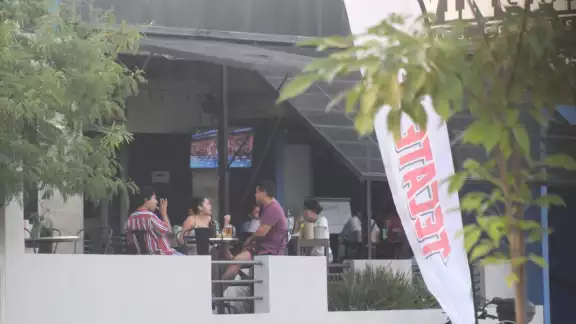 Solo algunos turistas disfrutan del partido