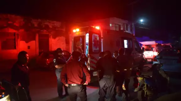 La mujer fue llevada a un hospital por paramédicos de la Cruz Roja La mujer fue llevada a un hospital por paramédicos de la Cruz Roja
