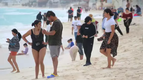 En Playa Delfines los turistas desacataron las medidas preventiva y se introdujeron al mar En Playa Delfines los turistas desacataron las medidas preventiva y se introdujeron al mar