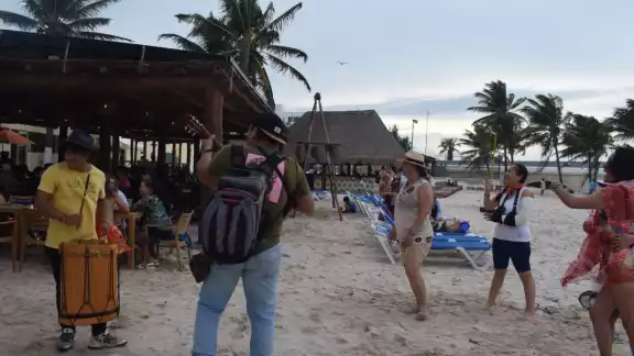 Desde el pasado viernes se mantuvo un promedio de entre los 3 mil 500 a los 5 mil visitantes en el puerto de Progreso Desde el pasado viernes se mantuvo un promedio de entre los 3 mil 500 a los 5 mil visitantes en el puerto de Progreso