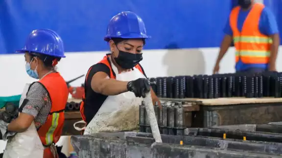 La división del trabajo junta a 250 empleados en producción, más otras 100 personas más en operación La división del trabajo junta a 250 empleados en producción, más otras 100 personas más en operación