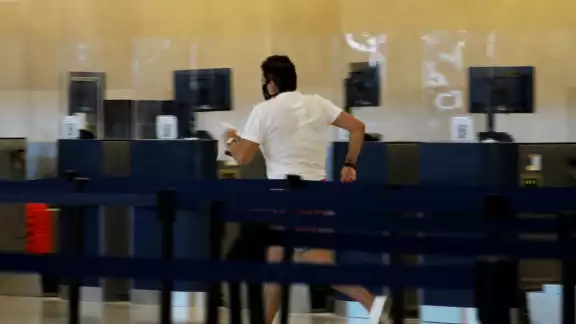 La mujer de entre 35 y 40 años al percatarse de la falta del documento impreso, regresó a toda velocidad al laboratorio La mujer de entre 35 y 40 años al percatarse de la falta del documento impreso, regresó a toda velocidad al laboratorio