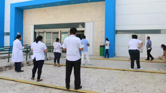 El personal de salud esperó ser vacunado este lunes El personal de salud esperó ser vacunado este lunes