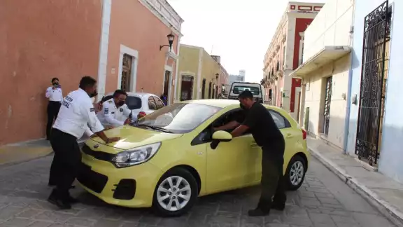 Un auto nuevo fue abandonado en el Centro Histórico de San Francisco Campeche