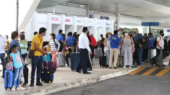 Afuera de las terminales del Aeropuerto Internacional de Cancún se observó aglomeración de personas, algunas sin cubrebocas Afuera de las terminales del Aeropuerto Internacional de Cancún se observó aglomeración de personas, algunas sin cubrebocas