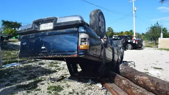 La camioneta terminó volteada y con el conductor hoospitalizado La camioneta terminó volteada y con el conductor hoospitalizado