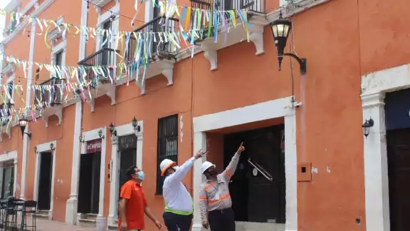Trabajadores de CFE realizan la revisión de los adornos en Campeche. Foto: Cortesía Trabajadores de CFE realizan la revisión de los adornos en Campeche. Foto: Cortesía