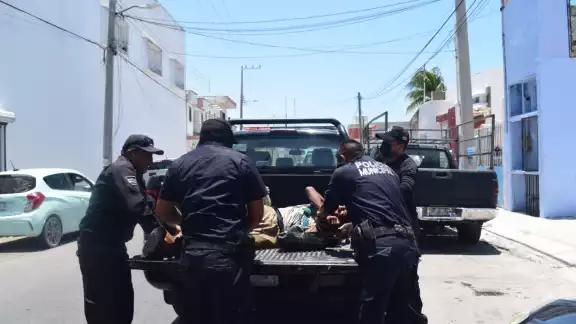 El hombre fue trasladado a la cárcel municipal luego de golpear y escupir a los policías