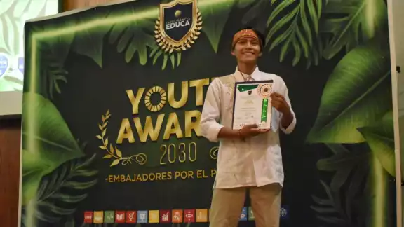 El joven aprendió a curar cuando buscaba una cura para los quistes de su mamá El joven aprendió a curar cuando buscaba una cura para los quistes de su mamá