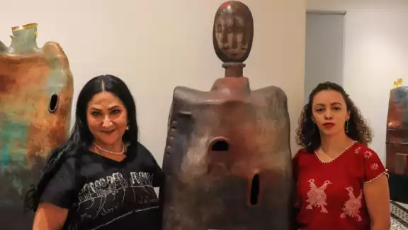 La creadora textil Elena Martínez Bolio (izq) informó que serán 68 artesanos de diferentes técnicas quienes presentarán en el evento mercancía nueva y piezas únicas La creadora textil Elena Martínez Bolio (izq) informó que serán 68 artesanos de diferentes técnicas quienes presentarán en el evento mercancía nueva y piezas únicas