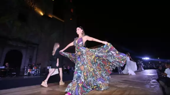 Claudia Lizaldi fue la maestra de ceremonias en el escenario de la Plaza Grande que tuvo como marco la Catedral de Mérida Claudia Lizaldi fue la maestra de ceremonias en el escenario de la Plaza Grande que tuvo como marco la Catedral de Mérida