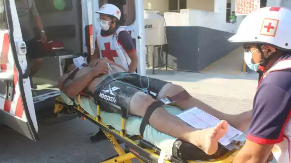 Los gritos de auxilio de un grupo de personas que se encontraban en este puerto, alarmo a elementos de la policía municipal Los gritos de auxilio de un grupo de personas que se encontraban en este puerto, alarmo a elementos de la policía municipal