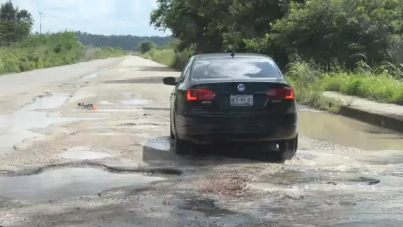 Desde hace muchos años les han solicitado a los presidentes municipales la reparación de la carretera Desde hace muchos años les han solicitado a los presidentes municipales la reparación de la carretera