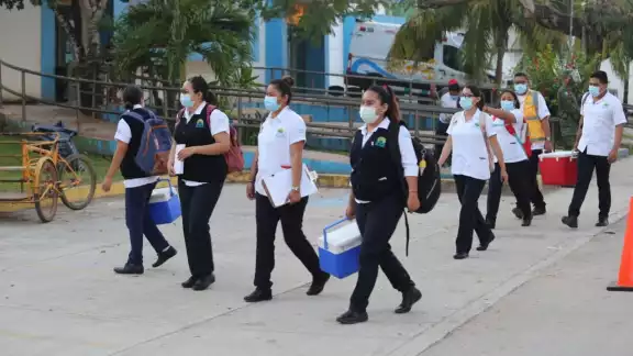 El personal de salud dio inicio al proceso de vacunación