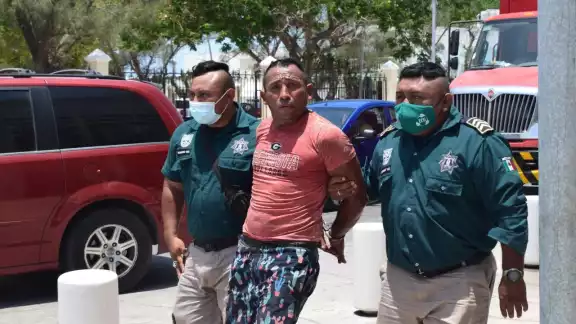 Los guías falsos suelen pedir dólares a cambio de favores a los turistas Los guías falsos suelen pedir dólares a cambio de favores a los turistas