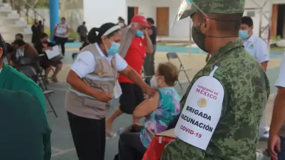 En la zona se formaron largas filas de personas de la tercera edad, que aguardaban su turno para ser vacunados En la zona se formaron largas filas de personas de la tercera edad, que aguardaban su turno para ser vacunados