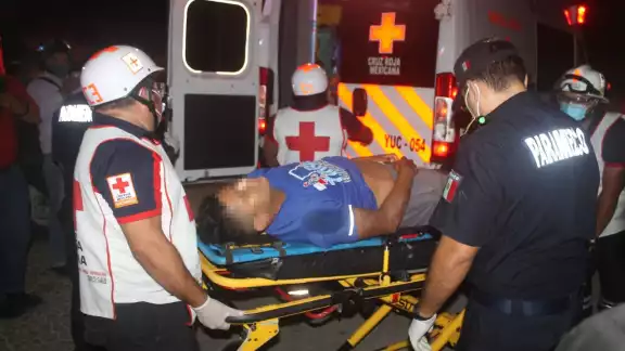 El hombre sufrió posible fractura de tobillo y fémur, entre otras lesiones Foto: Carlos Euán El hombre sufrió posible fractura de tobillo y fémur, entre otras lesiones Foto: Carlos Euán