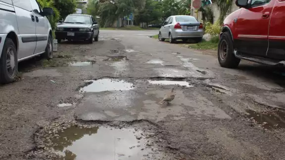 Los vecinos aseguraron que el problema de los baches en esta colonia de Chetumal les ha afectado durante años Foto: Eric Castillo Los vecinos aseguraron que el problema de los baches en esta colonia de Chetumal les ha afectado durante años Foto: Eric Castillo