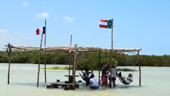Una palapa con hamacas dentro de la ría de Chuburná es uno de los atractivos más solicitados