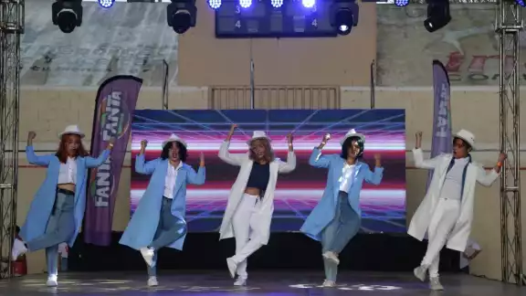 Fans bailaron al ritmo de Tomorrow by Together y más grupos de K-pop Fans bailaron al ritmo de Tomorrow by Together y más grupos de K-pop