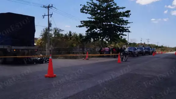 El motociclista había tomado el retorno y aparentemente trato de rebasar al tráiler El motociclista había tomado el retorno y aparentemente trato de rebasar al tráiler