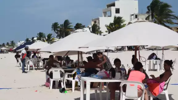 Los restauranteros temen por sus clientes que puedan adquirir un problema gastrointestinal al ingerir sus productos Los restauranteros temen por sus clientes que puedan adquirir un problema gastrointestinal al ingerir sus productos