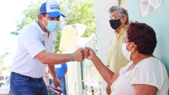 Jesús Pérez Ballote en su recorrido por las calles de la ciudad de Mérida escuchó las peticiones de la ciudadanía