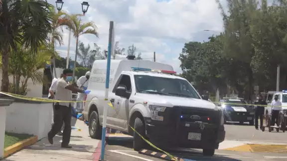 El cuerpo del hombre quedó tendido en la rampa para discpacitados del Aeropuerto de Chetumal Foto: Manuel Collí El cuerpo del hombre quedó tendido en la rampa para discpacitados del Aeropuerto de Chetumal Foto: Manuel Collí