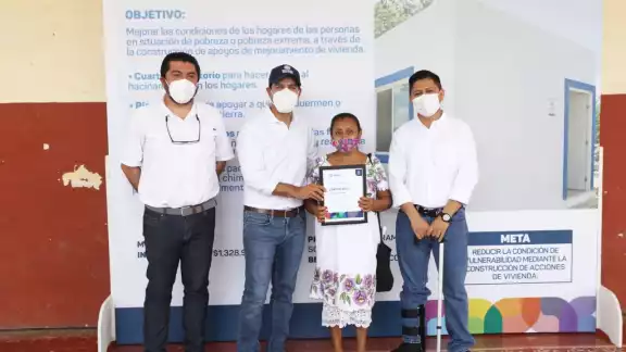Residentes de Akil recibieron su certificado de construcción de vivienda de manos del gobernador Mauricio Vila