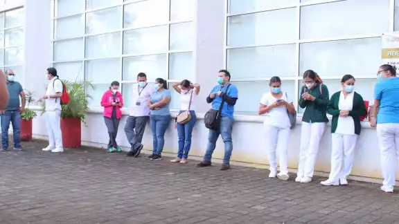 Los médicos y enfermeros esperan la aplicación de la vacuna Los médicos y enfermeros esperan la aplicación de la vacuna