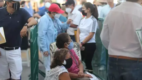 Los adultos mayores esperan ser vacunados Los adultos mayores esperan ser vacunados