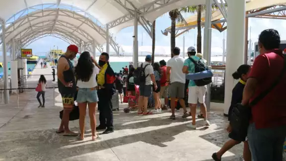 Largas filas se formaron a la entrada de la terminal, así como en las áreas de abordaje del muelle principal Largas filas se formaron a la entrada de la terminal, así como en las áreas de abordaje del muelle principal