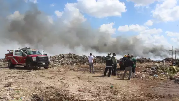 Prevén que el fuego en el relleno sanitario de Tizimín continúe por más días Prevén que el fuego en el relleno sanitario de Tizimín continúe por más días
