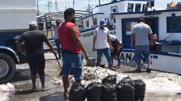 Desde las 8:00 horas trabajadores arribaron al puerto de abrigo para alistar sus suministros Desde las 8:00 horas trabajadores arribaron al puerto de abrigo para alistar sus suministros