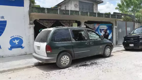 A su paso rompieron la ventana de una camioneta A su paso rompieron la ventana de una camioneta