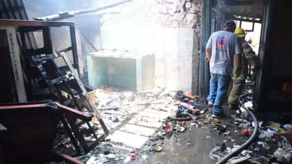 Bomberos utilizaron entre  5 mil y 6 mil litros de agua para sofocar las llamas