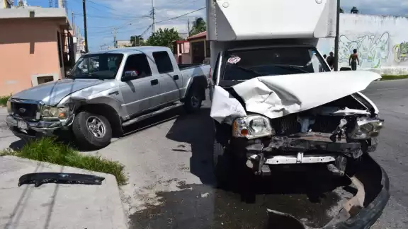 Dos autos resultaron con graves daños tras el impacto Dos autos resultaron con graves daños tras el impacto