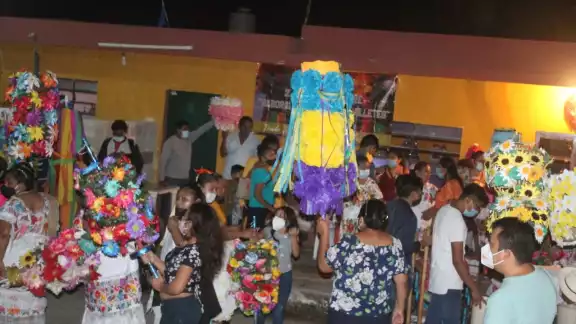 Portan los granos de elote en vasijas para pedir fortuna