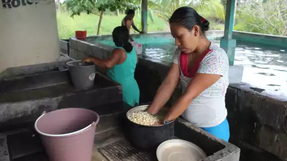 Mujeres cañeras haciendo labores del hogar