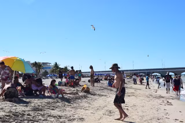 Familias enteras y turistas disfrutaron de un día soleado en los arenales de Progreso