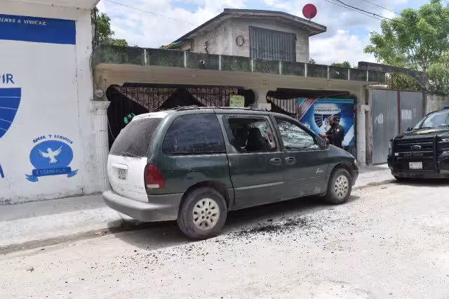 A su paso rompieron la ventana de una camioneta