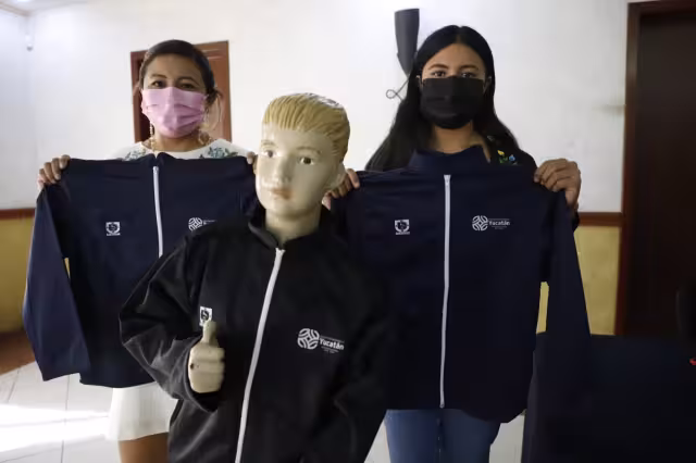 Aury Narváez Chim, productora del municipio de Tekit, agradeció la oportunidad de volver a participar en este proyecto, ya que además de contribuir con la ayuda a los niños de educación básica, pudo reactivar su taller y emplear a personas de su municipio, durante la contingencia sanitaria.