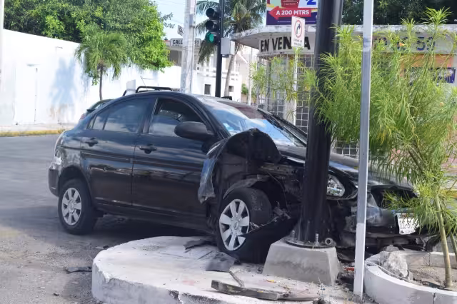 Los trabajadores que venían a bordo del camión resultaron ilesos