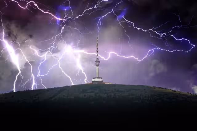 Caen 61 mil rayos en dos horas en India