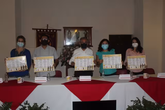 El párroco Pedro Echeverría y miembros del Consejo Parroquial informaron que las festividades se realizarán del 28 de diciembre al 12 de enero de 2022