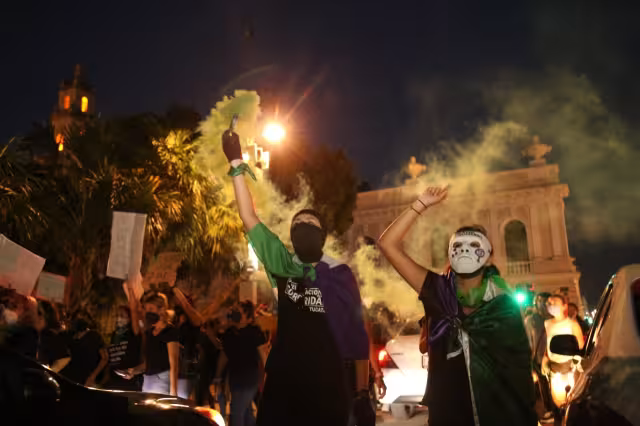 Los grupos feministas marcaron las huellas de sus manos en rojo por las mujeres fallecidas en abortos clandestinos